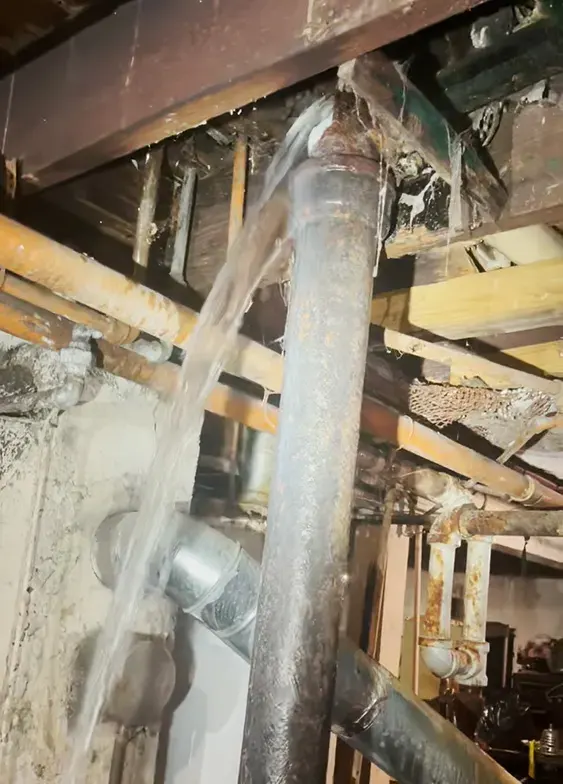 Obvious leak detected in the pipe lining
